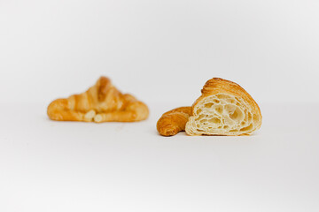 Mini croissant cortado por la mitad. Fotografía de producto de panadería y pastelería 