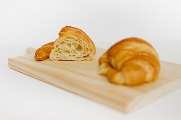 Mini croissant cortado por la mitad. Fotografía de producto de panadería y pastelería 