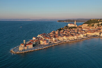 Piran Hafenstadt in Slowenien am Mittelmeer. Luftaufnahme.