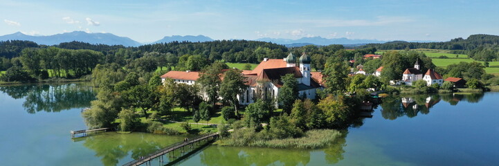 Kloster Seeon mit Klosterinsel in der Gemeinde Seeon-Seebruck im oberbayerischen Landkreis Traunstein. 