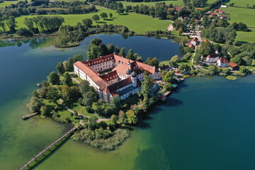Kloster Seeon mit Klosterinsel in der Gemeinde Seeon-Seebruck im oberbayerischen Landkreis Traunstein. 