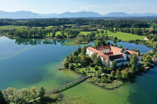 Kloster Seeon mit Klosterinsel in der Gemeinde Seeon-Seebruck im oberbayerischen Landkreis Traunstein. 