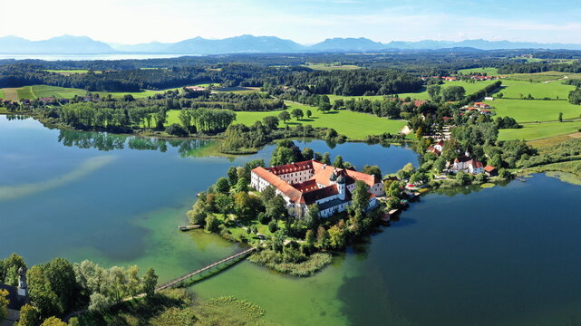 Kloster Seeon mit Klosterinsel in der Gemeinde Seeon-Seebruck im oberbayerischen Landkreis Traunstein. 