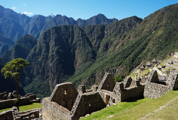Fototapeta na wymiar stone-built buildings in the ancient Inca city of Machu Picchu surrounded by mountains