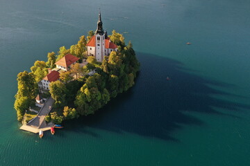 Stowenien:  Marienkirche auf der Insel im Bleder-See bei Bled. Luftaufnahme. Kirche der Mutter Gottes.