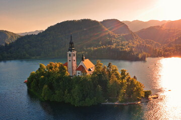Stowenien:  Marienkirche auf der Insel im Bleder-See bei Bled. Luftaufnahme. Kirche der Mutter Gottes.