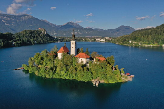 Stowenien:  Marienkirche auf der Insel im Bleder-See bei Bled. Luftaufnahme. Kirche der Mutter Gottes.