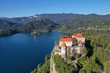 Fototapeta na wymiar Slowenien. Burg von Bled am Bleder See - Blejski grad - Luftaufnahme