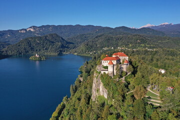 Fototapeta na wymiar Slowenien. Burg von Bled am Bleder See - Blejski grad - Luftaufnahme