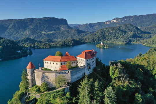 Slowenien. Burg von Bled am Bleder See - Blejski grad - Luftaufnahme