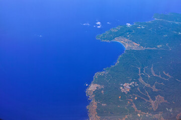 石川県能登半島上空から見た志賀町と志賀原子力発電所
