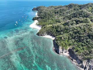 Obraz premium Tropical Tranquility: Capturing the Serene Beauty of Isla Tortuga's Crystal-Clear Waters and Pristine Beaches in Stunning Costa Rica