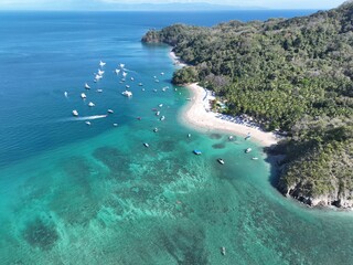 Fototapeta na wymiar Tropical Tranquility: Capturing the Serene Beauty of Isla Tortuga's Crystal-Clear Waters and Pristine Beaches in Stunning Costa Rica