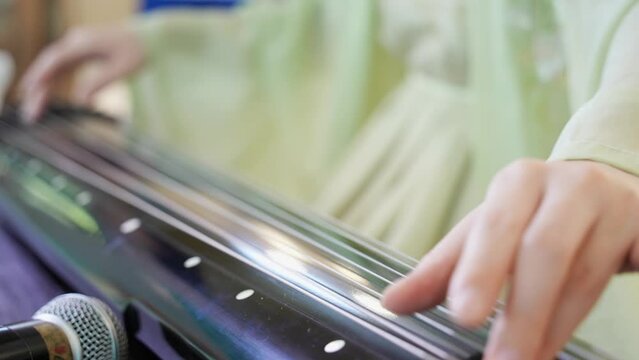 playing the guzheng
