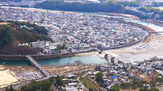 岩国城から見える錦帯橋周辺、錦川沿いの岩国市の風景  4K  2024年1月4日