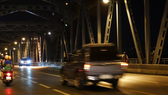 Night view of traffic on the bridge