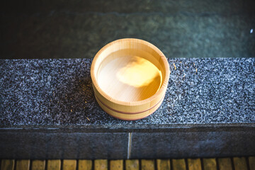 日本の温泉　露天風呂　風呂桶
