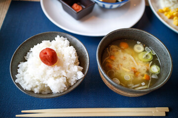 朝食のご飯とお味噌汁