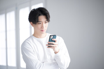 スマホを見るハンサムな男性のクローズアップ 真剣な表情