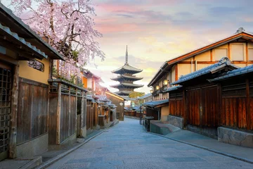 Photo sur Plexiglas Violet pâle The Yasaka Pagoda in Kyoto, Japan during full bloom cherry blossom in spring