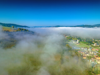 Lot nad Powroźnikiem rano z mgłami wczesną jesienią. Widok znad mgieł.