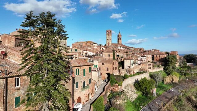 Citt&agrave; di Pieve in Umbria, Perugia, Italia.
Vista panoramica dell'antico borgo, meta turistica di stranieri e villeggianti.
