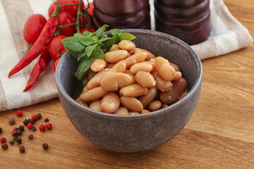 Whinte canned kidney beans in the bowl