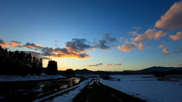 山に沈んでいく夕日と星空　タイムラプス　長時間　1月　雪景色