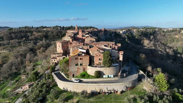 Il borgo medievale di Monteleone d'Orvieto in Umbria, Terni, Italia.
Vista panoramica dell'antico borgo, meta turistica di stranieri e villeggianti.