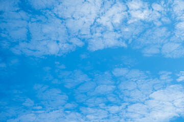 Obraz premium Beautiful sky with clouds and sun on a summer day. Time lapse of clouds above the blue sky with the sun shining. Sky nature background.