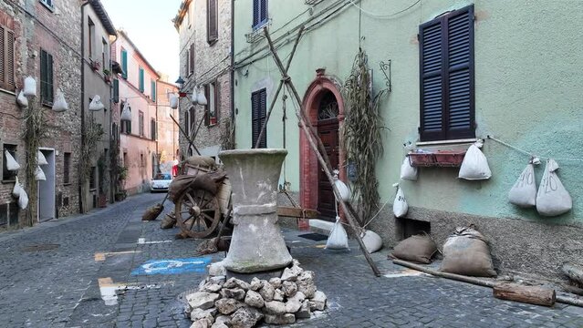 Tipico Vicolo di un borgo medievale dell'Umbia. Monteleone d'Orvieto, Terni, Italia.
Gli attrezzi agricoli fuori il portone di antico borgo rurale Italiano.