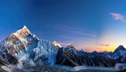 Photo sur Plexiglas Makalu The twilight sky over Mount Everest, Nuptse, Lhotse, and Makalu