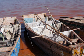 Barques des ramasseurs de sel au lac rose