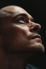 Obraz premium A close up of a man looking up. Can be used to depict curiosity, inspiration, or introspection