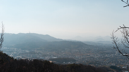 Fototapeta na wymiar 山の上からの日本家屋の景色