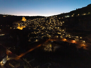 Fototapeta premium Alcala del Jucar de noche a vista de drone