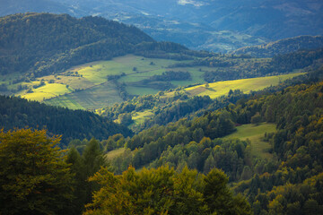 Widok spod Bacówki nad Wierchomlą jesienią. Piękny, jesienny krajobraz.