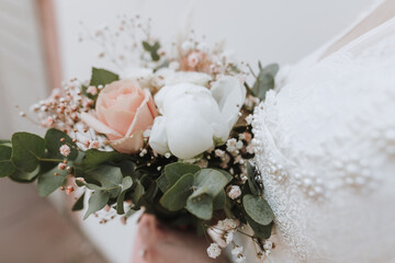 Schöner Blumenstrauß Brautstrauß am Tag der Hochzeit in den Händen der Braut mit weißen und...