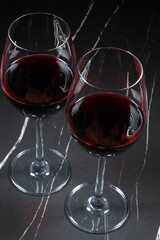 赤ワインが注がれたふたつのワイングラスで乾杯のイメージ
