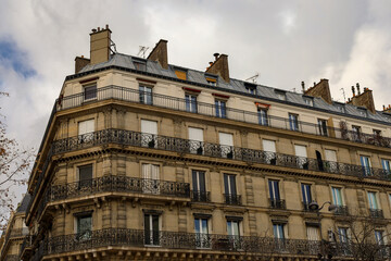 Fototapeta na wymiar real estate , haussmannian architecture in Paris