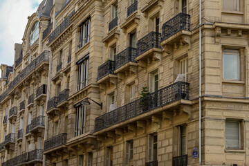 Fototapeta na wymiar real estate , haussmannian architecture in Paris