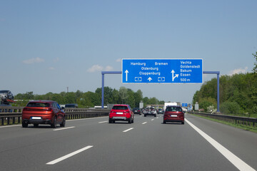 Hinweisschild auf Autobahn A1, auf der Höhe Ausfahrt 64, Vechta in Richtung Bremen - obrazy, fototapety, plakaty