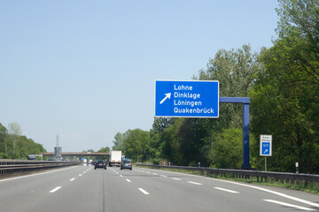 Hinweisschild auf Autobahn A1, Ausfahrt Lohne, Dinklage,Löningen, Quakenbrück in Richtung Bremen