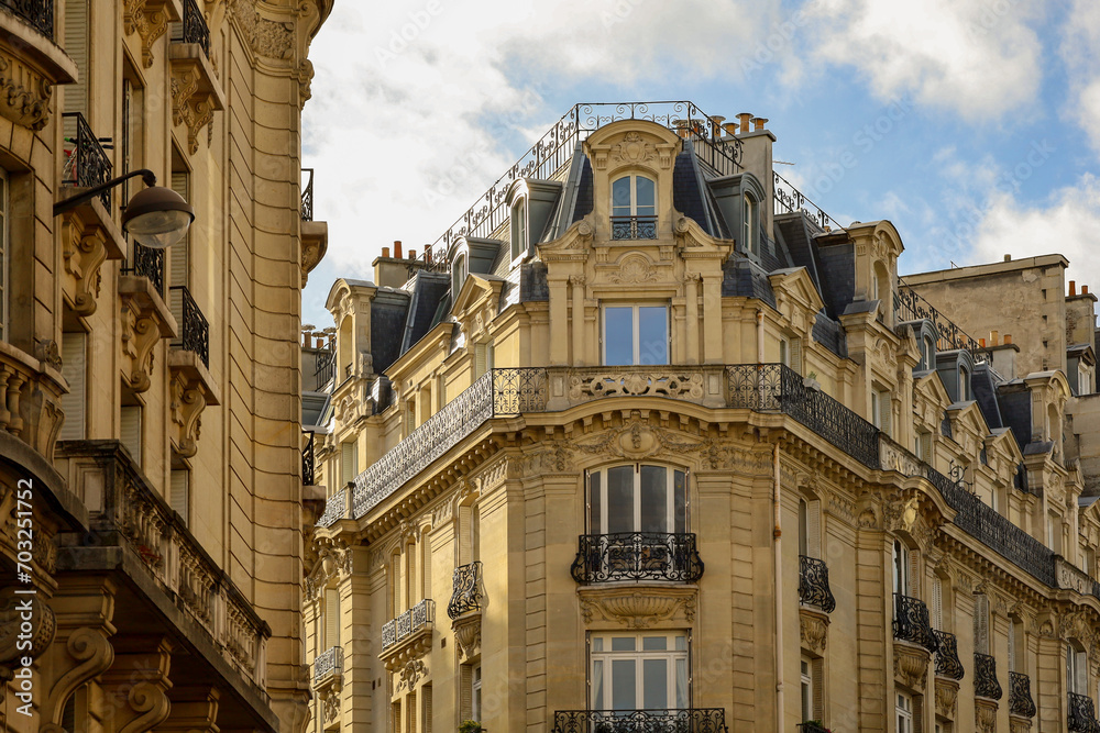 Façades d'immeubles haussmanniens parisiens