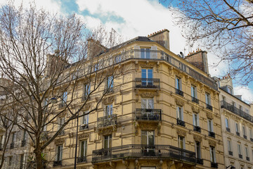 typical parisians building facade , haussmannian style , 2nd arrondissement - obrazy, fototapety, plakaty
