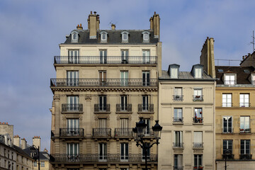 Fototapeta na wymiar typical parisians building facade , haussmannian style , 2nd arrondissement