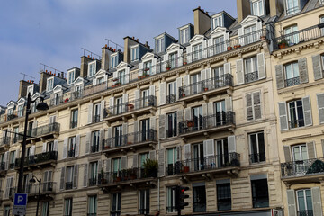 Fototapeta na wymiar typical parisians building facade , haussmannian style , 2nd arrondissement