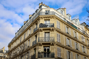 Fototapeta na wymiar typical parisians building facade , haussmannian style , 1st arrondissement