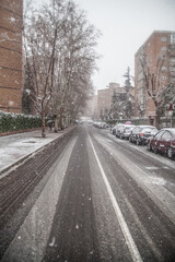 carretera en la ciudad de 
Madrid nevando