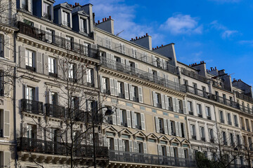 Fototapeta na wymiar typical parisians building facade , haussmannian style ,8th arrondissement